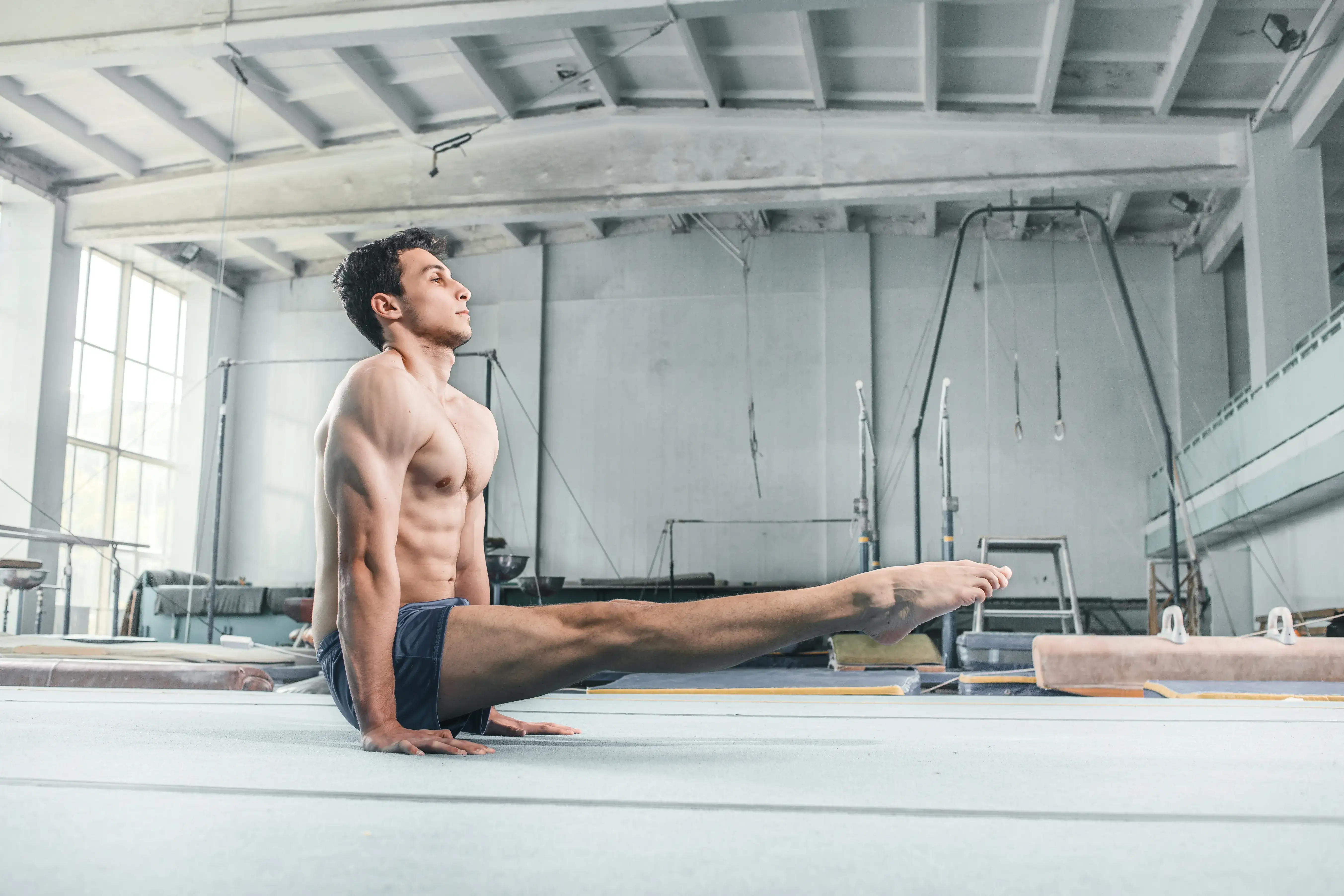Hombre en equilibrio y rendimiento físico — Suero Fitness FLÜO