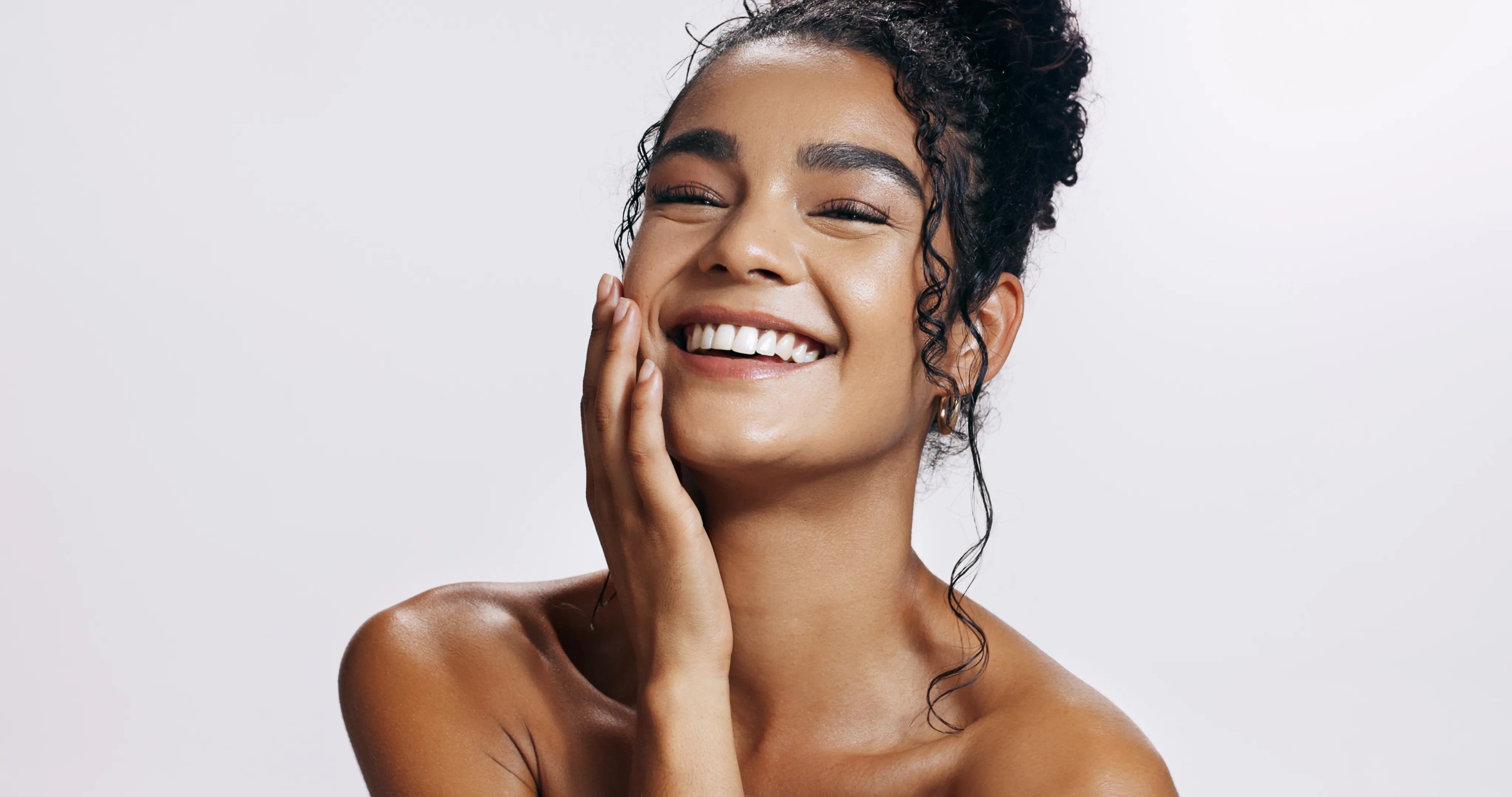 Mujer con piel radiante y glow — Suero Antienvejecimiento FLÜO